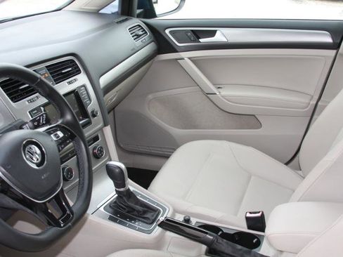 Used 2015 Volkswagen Golf S image 32