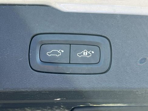 Used 2023 Volvo V60 B5 Cross Country Ultimate w/ Climate Package image 13