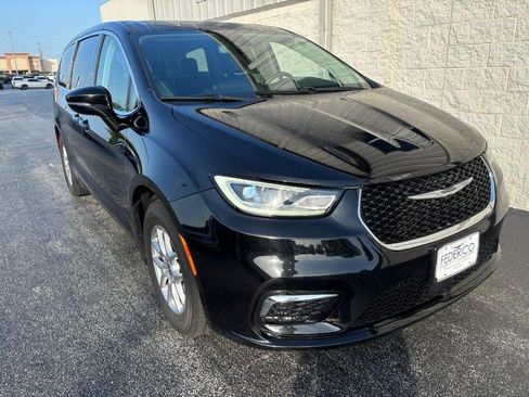 Used 2024 Chrysler Pacifica Touring-L FWD image 2