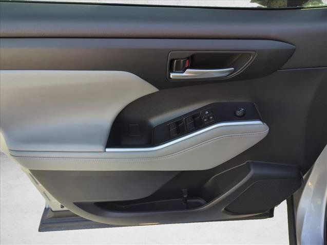 Used 2022 Toyota Highlander XLE AWD/4WD image 11