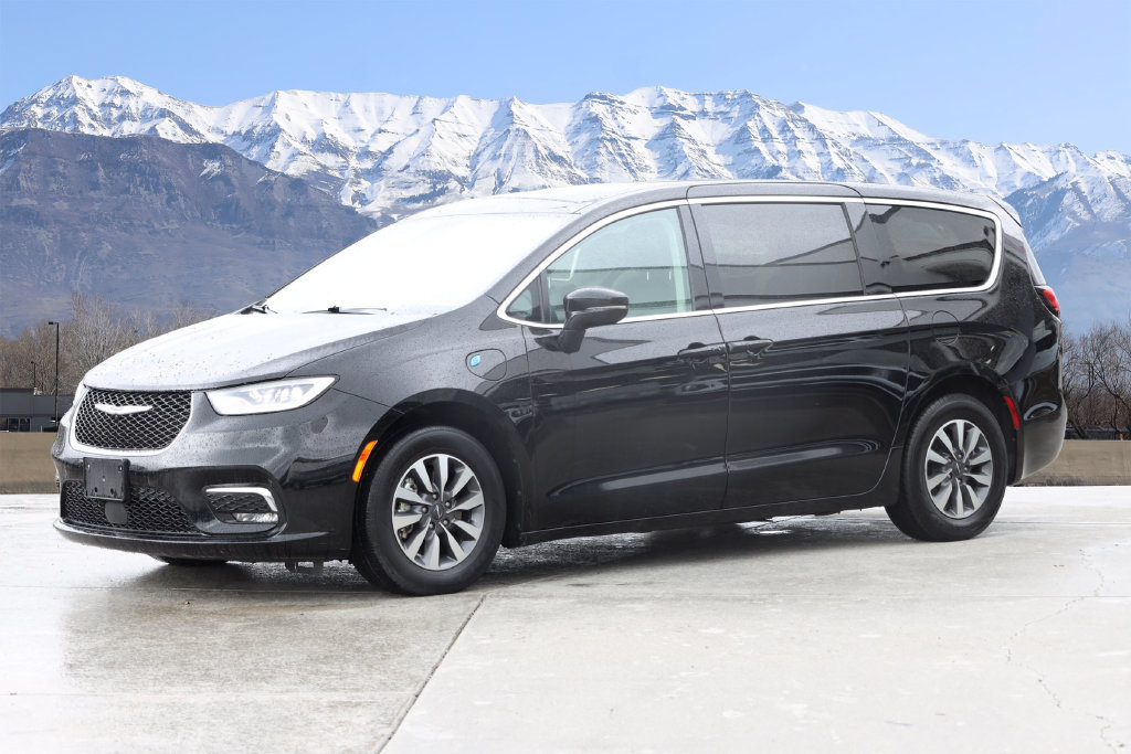 Used 2024 Chrysler Pacifica Limited FWD image 2