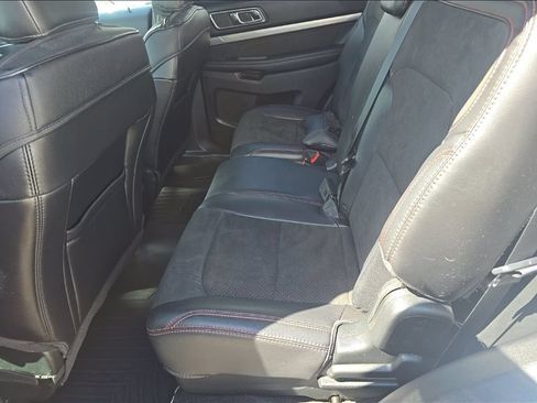 Used 2018 Ford Explorer XLT w/ Equipment Group 202A FWD image 4