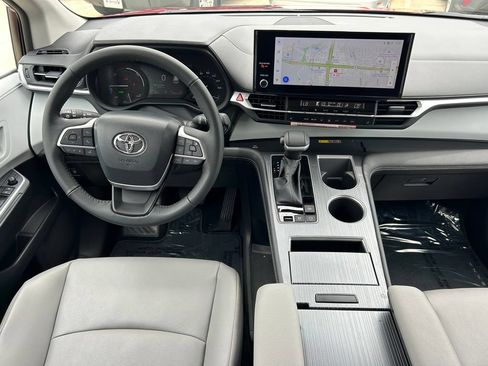 Used 2026 Toyota Sienna XLE FWD image 18