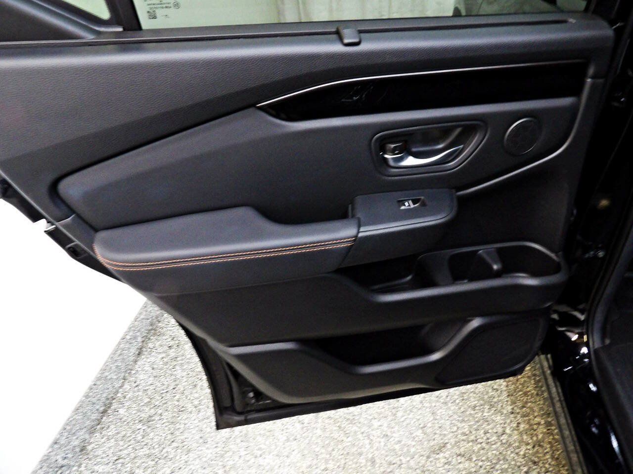Used 2025 Honda Pilot TrailSport image 9