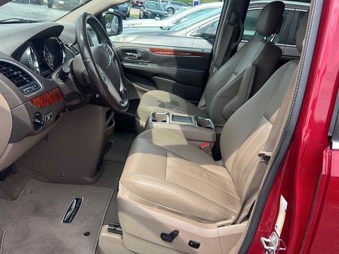 Used 2016 Chrysler Town & Country Touring w/ Driver Convenience Group FWD image 9