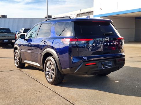 Used 2022 Nissan Pathfinder SV image 8