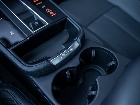 Certified 2025 Porsche Macan image 14