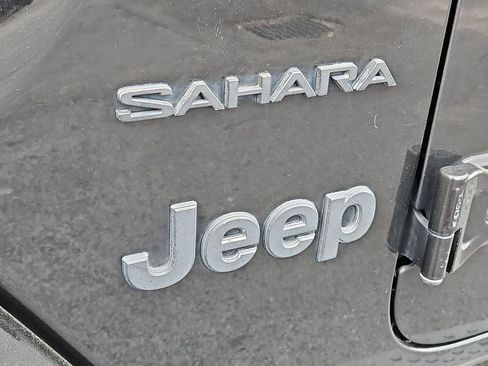 Used 2018 Jeep Wrangler Unlimited Sahara AWD/4WD image 11