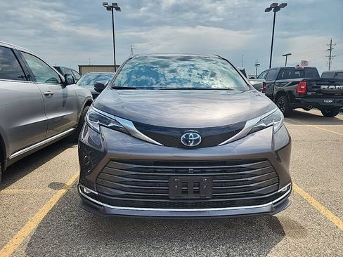 Used 2023 Toyota Sienna Platinum AWD/4WD image 15