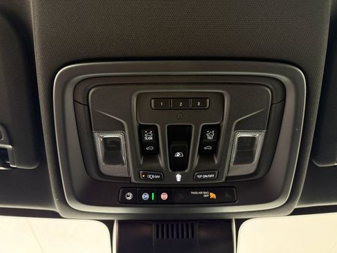 Used 2025 GMC Sierra 1500 AT4 w/ Technology Package AWD/4WD image 22