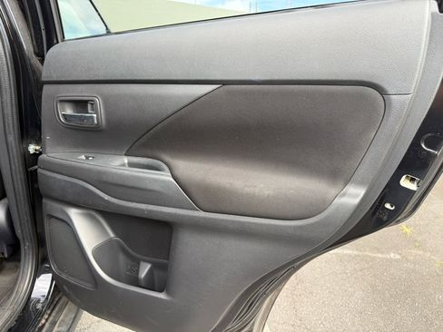 Used 2016 Mitsubishi Outlander SE image 17