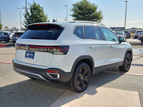 Certified 2025 Volkswagen Taos SE image 3