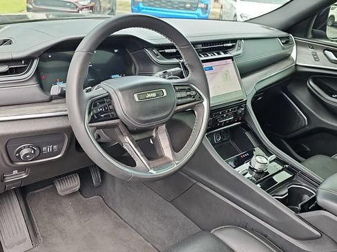 Used 2023 Jeep Grand Cherokee Overland w/ Luxury Tech Group IV AWD/4WD image 16