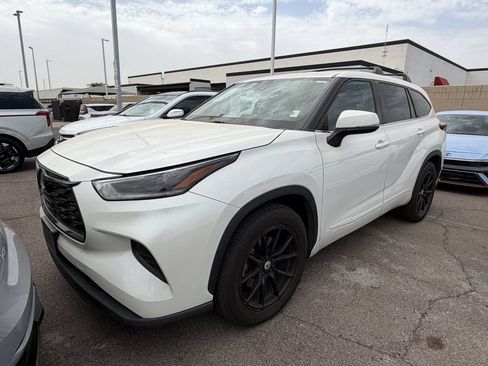 Used 2021 Toyota Highlander L FWD image 3