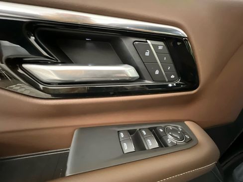 Used 2025 Chevrolet Suburban High Country image 21