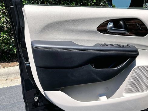 Used 2023 Chrysler Pacifica Limited FWD image 27