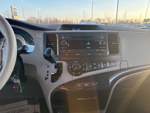 Used 2014 Toyota Sienna SE image 13