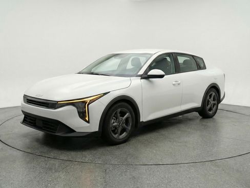 Used 2025 Kia K4 LXS image 3