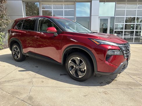 Used 2025 Nissan Rogue SV AWD/4WD image 2
