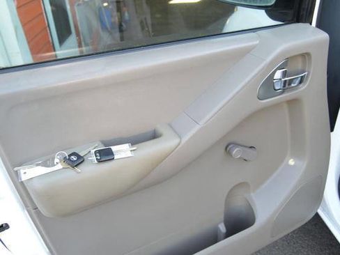 Used 2010 Nissan Frontier SE image 45