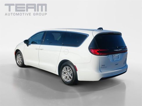 Used 2024 Chrysler Pacifica Touring-L image 5