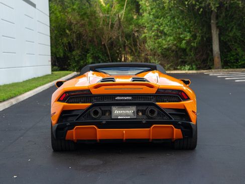 Used 2021 Lamborghini Huracan EVO image 4