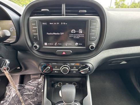 Used 2025 Kia Soul LX w/ LX Technology Package FWD image 27