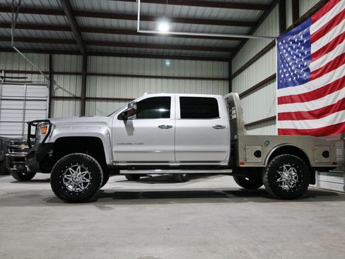 Used 2018 GMC Sierra 2500 Denali w/ Duramax Plus Package AWD/4WD image 5