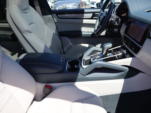 Used 2023 Porsche Cayenne Platinum Edition AWD/4WD image 18