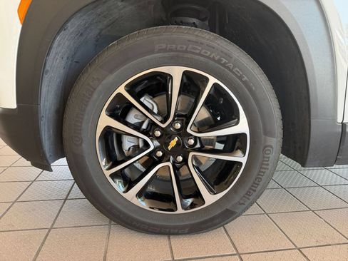 Used 2025 Chevrolet TrailBlazer LT AWD/4WD image 28
