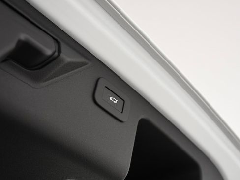 Used 2025 Land Rover Discovery Sport S image 24