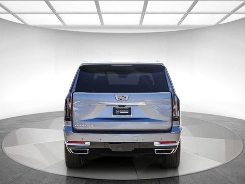 Used 2025 Cadillac Escalade ESV Premium Luxury w/ LPO, Floor Liner Package AWD/4WD image 4