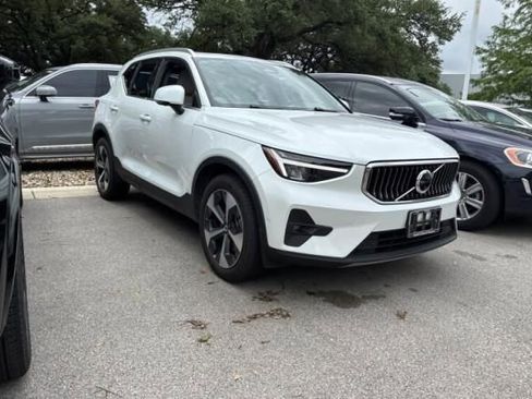 Used 2023 Volvo XC40 B5 Plus w/ Climate Package AWD/4WD image 2