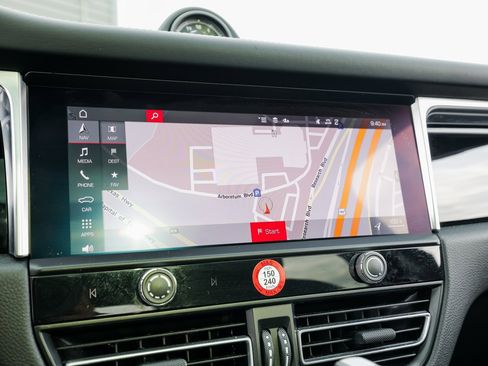 Certified 2024 Porsche Macan image 18