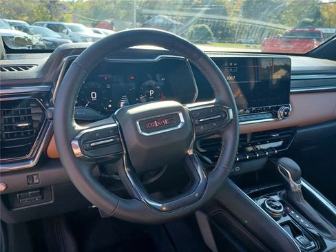 Used 2024 GMC Canyon AT4 w/ AT4 Premium Package image 9