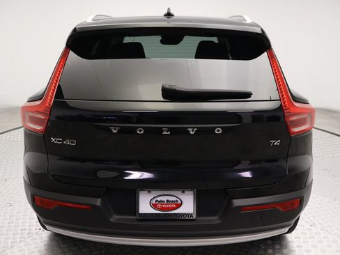 Used 2021 Volvo XC40 T4 Momentum w/ Premium Package FWD image 10