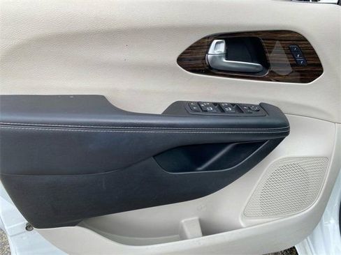 Used 2023 Chrysler Pacifica Limited image 11