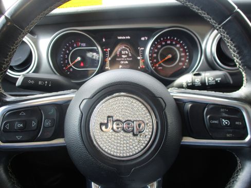 Used 2018 Jeep Wrangler Unlimited Sahara image 9