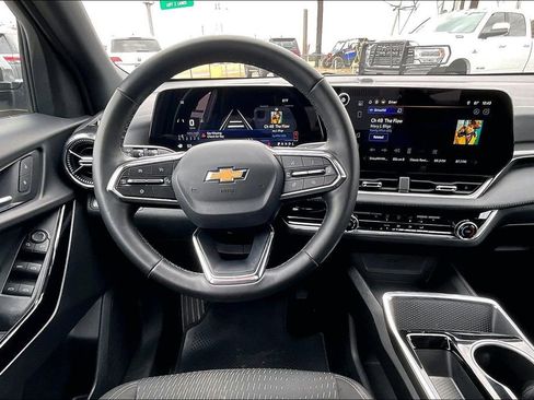 Used 2025 Chevrolet Equinox LT image 8