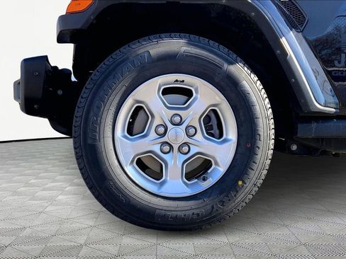 Used 2021 Jeep Gladiator Sport image 21