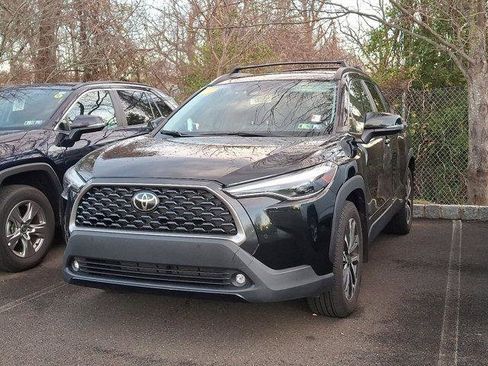 Certified 2023 Toyota Corolla Cross XLE image 5