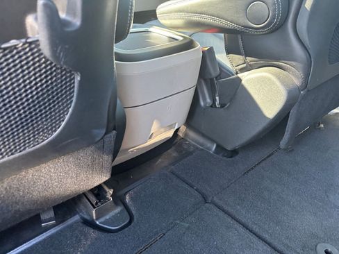 Used 2024 Chrysler Pacifica Touring-L image 25