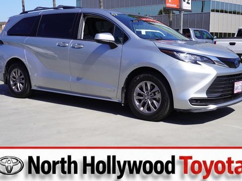Used 2021 Toyota Sienna LE FWD image 1
