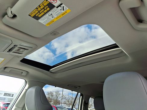 Used 2025 Toyota Highlander XLE image 16