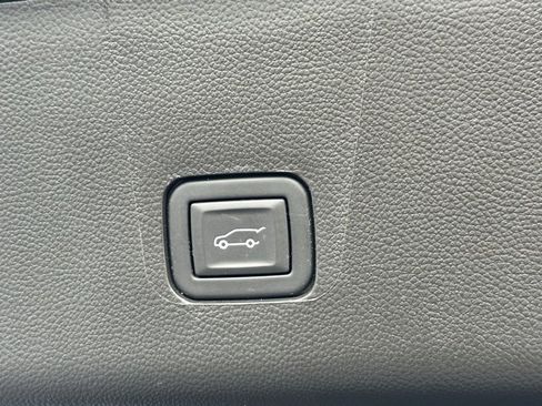 Used 2023 Chevrolet Traverse RS image 18