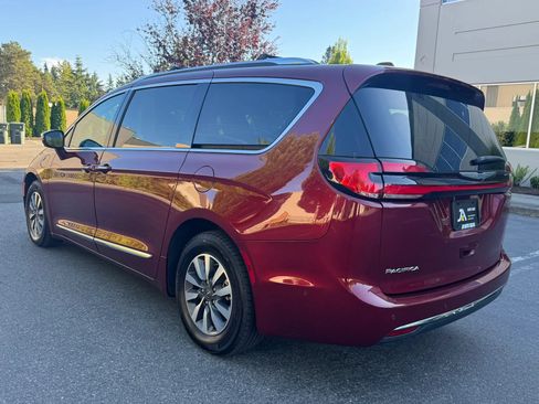 Used 2021 Chrysler Pacifica Limited w/ Premium & Safety Sphere Group FWD image 8