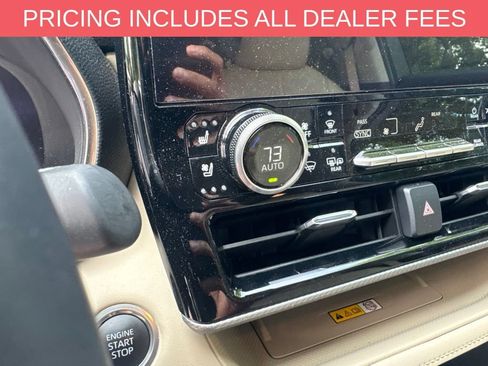 Used 2024 Toyota Highlander Platinum FWD image 6