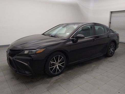 Used 2023 Toyota Camry SE image 2