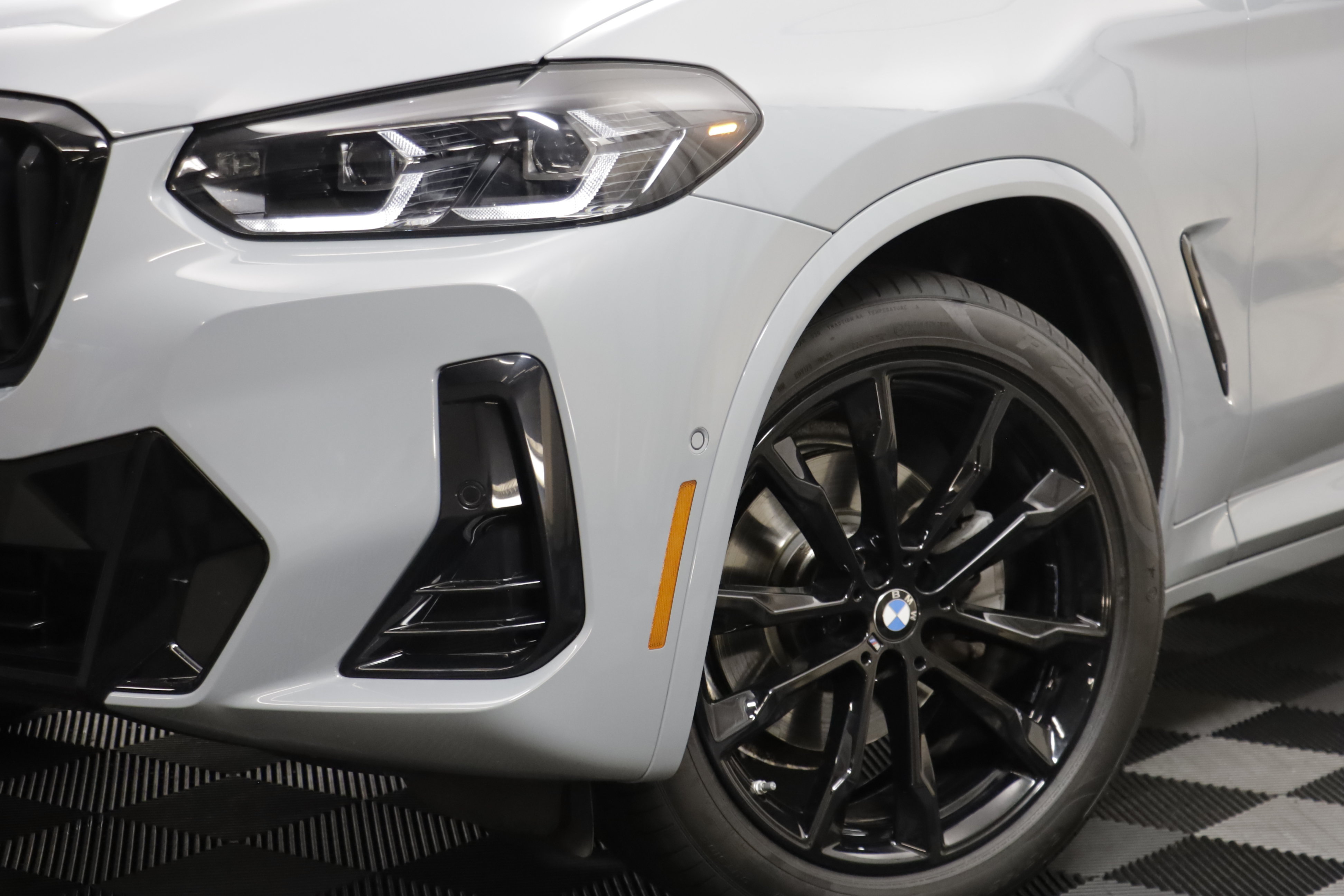 Used 2023 BMW X3 xDrive30i w/ M Sport Package AWD/4WD image 3