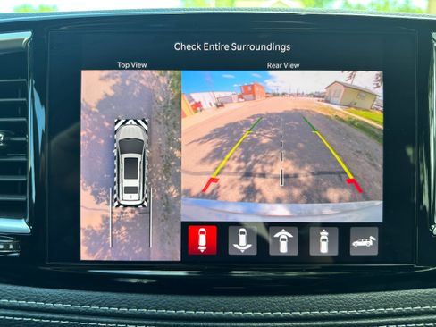 Used 2024 Chrysler Pacifica Limited w/ S Appearance Package FWD image 16
